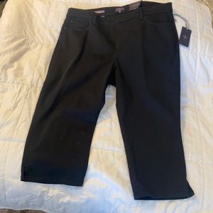 NWT NYDJ SIZE 16W black
Denim crop w/side slit